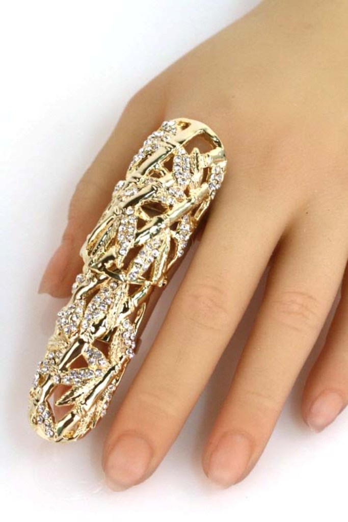Большие золотые кольца на весь палец