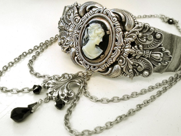 25 Victorian Jewelry Designs Reflect Wealth & Beauty