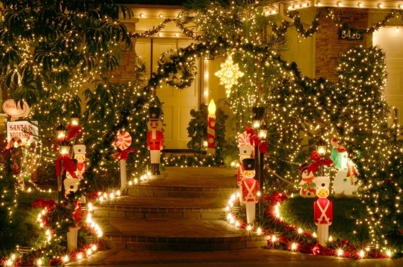 outdoor Christmas light decoration ideas 146 98+ Magical Christmas Light Decoration Ideas for Your Yard - 148