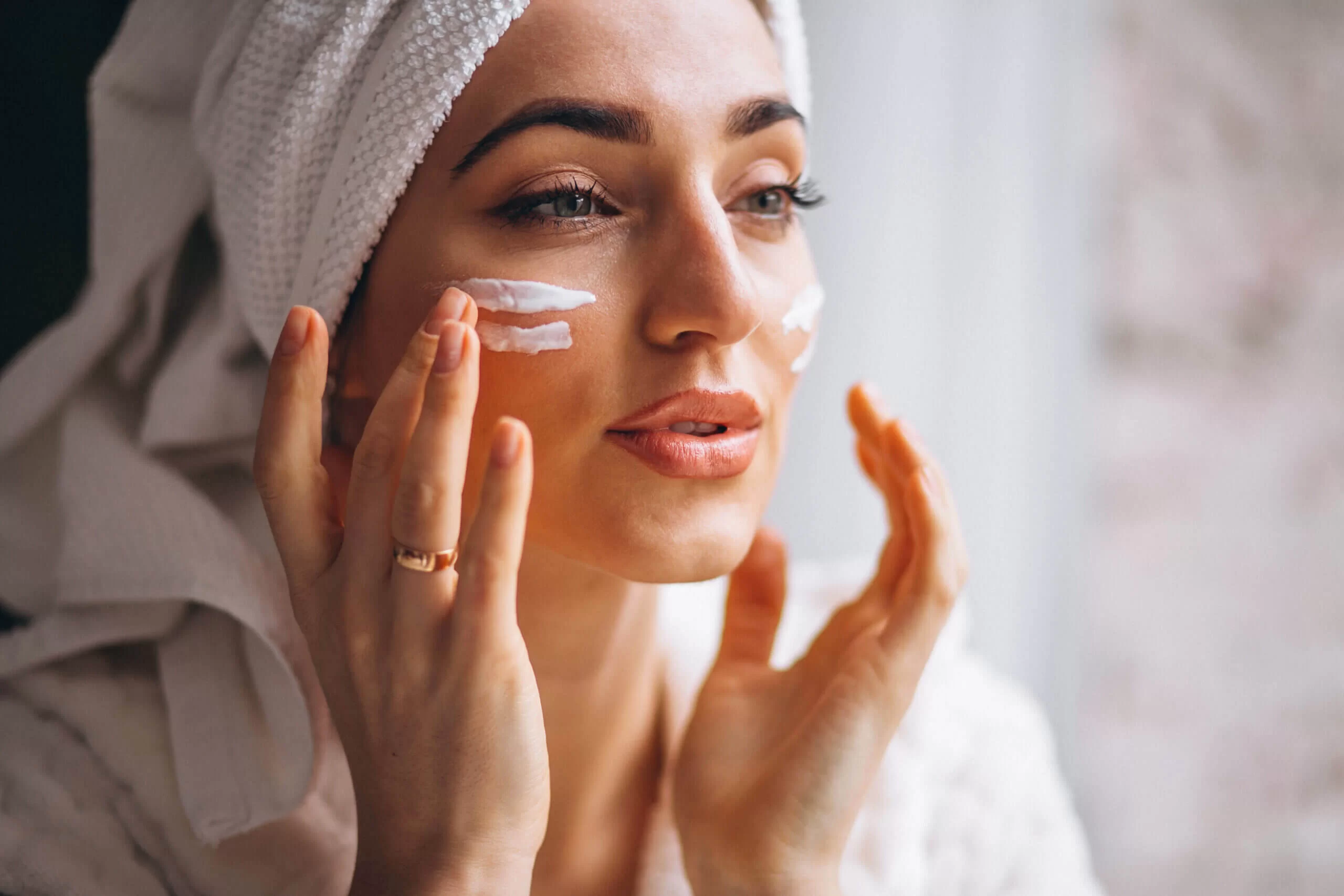 face moisturizer The Best Skincare Routine for Your 40s: Tips from Dermatologists - 6